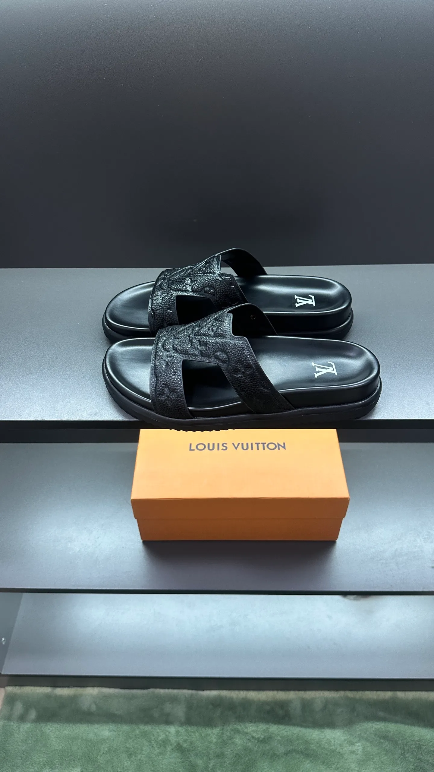 P320 🔍LV Men's Spring and Summer Slippers Counter Synchronization. The uppers are imported cowhide fabric from Italy, with logo graphics and high-quality craftsmanship. The soles are: original soles specially provided by the original factory. The exclusive movable molded soles are super comfortable. The original factory follows the order. 🔍🔍High quality. You can enter and leave the counter at will. Welcome to compare. Code number 38-45 No. 058